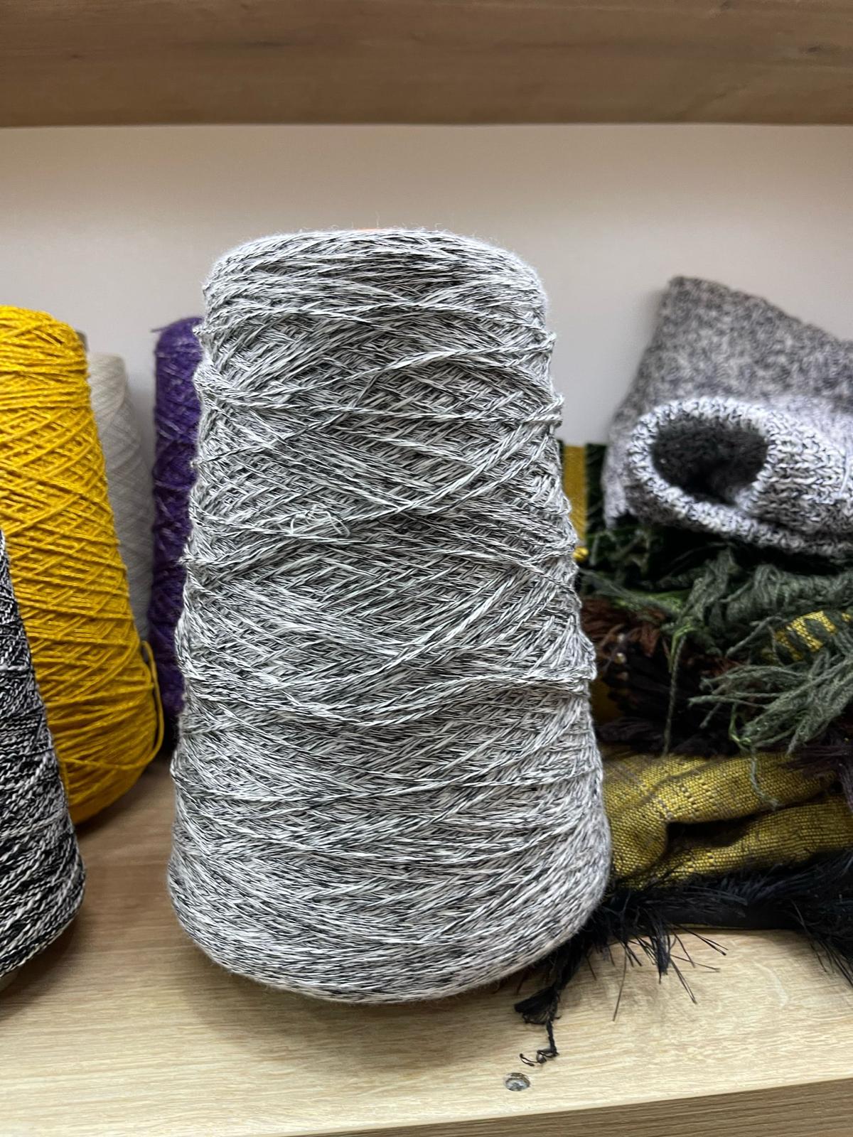 Beyaz Siyah Fantezi İplik